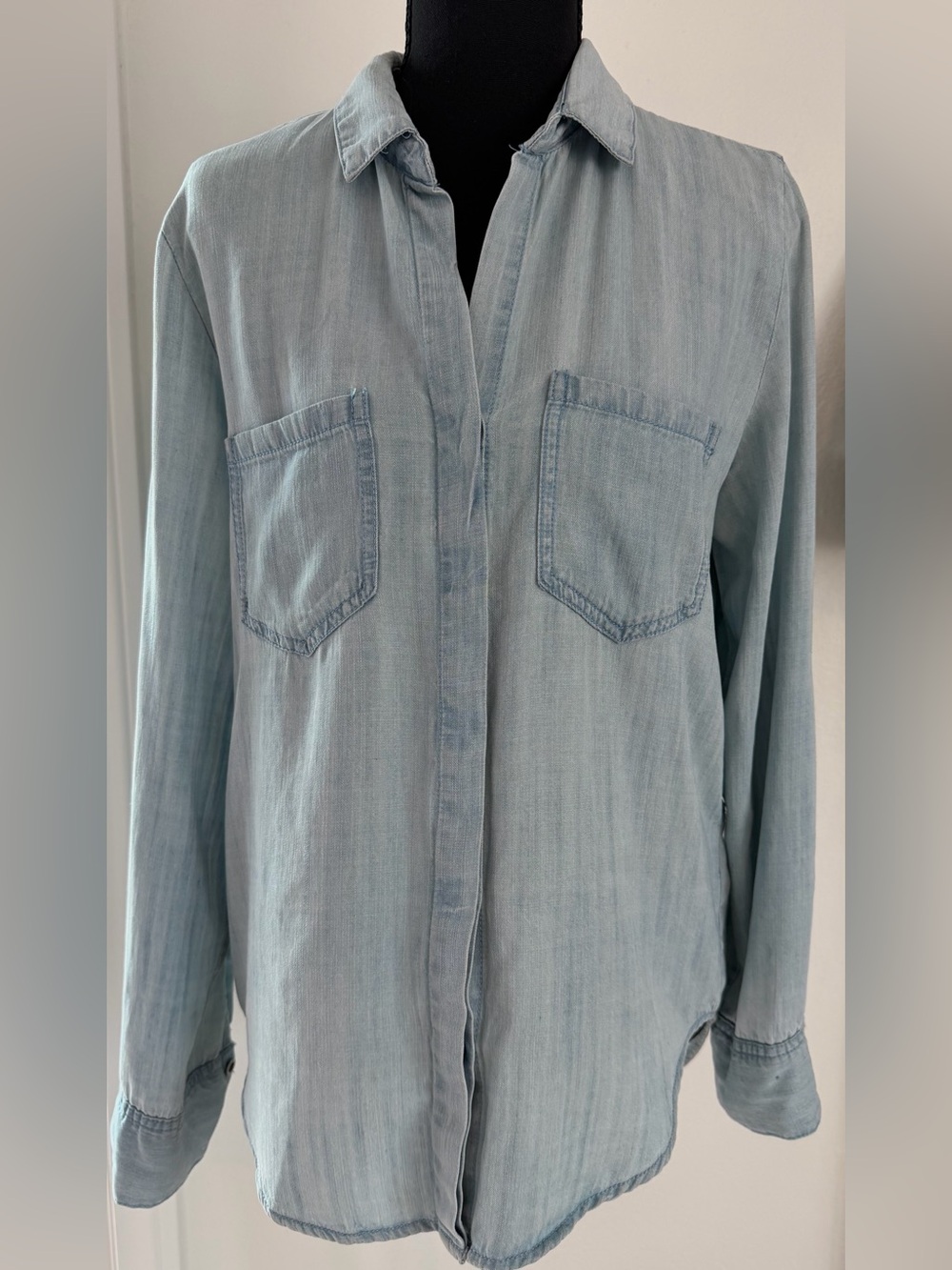 Velvet Heart Chambray Button-Down Shirt-Size Small